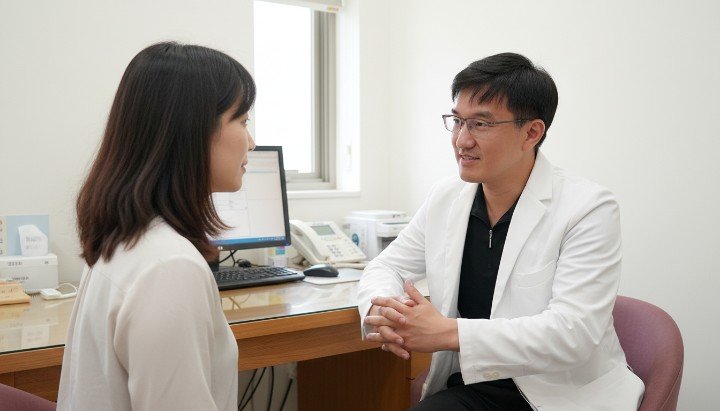 吳紹琥醫師在過敏門診內為患者細心問診 專業醫護人員操作高階檢測儀器的過敏門診 明亮舒適的法瑞診所過敏門診候診環境 醫師展示三階段治療策略海報的過敏門診