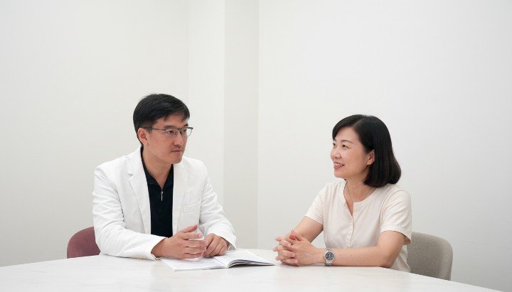 吳紹琥醫師為患者解釋鳳凰電波頻率多久施打一次較為合適。 第四代鳳凰電波FLX一年一次的療程，能有效維持肌膚的緊緻度。 操作鳳凰電波頻率時，專業儀器正作用於臉部肌膚。 術後肌膚展現緊緻光滑，顯示鳳凰電波頻率的顯著效果。