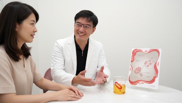 醫師於診間向患者說明自體血漿治療細節。 顯微鏡下觀察自體血漿治療富含的生長因子。 專業醫護人員操作自體血漿治療離心設備。 透過自體血漿治療啟動臉部肌膚自然修復機制。